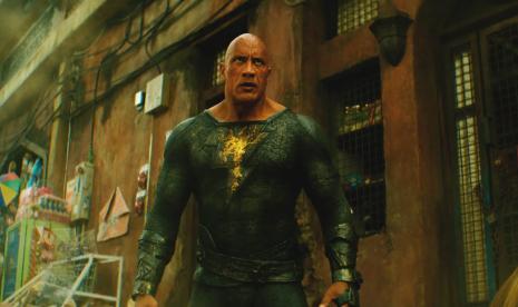 Aktor Dwayne Johnson dalam film Black Adam. Menurut aktor berjulukan The Rock itu, Black Adam bisa berhadapan dengan Superman dalam film mendatang.