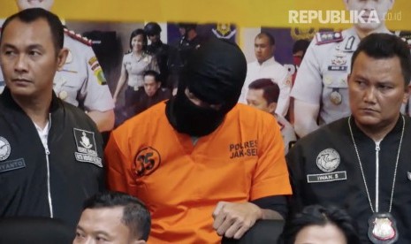 Aktor film Indonesia Tora Sudiro (TS) saat konferensi pers di Polres Metro Jakarta Selatan karena diduga mengonsumsi dan menyimpan pil Dumolid, Jumat (4/8).