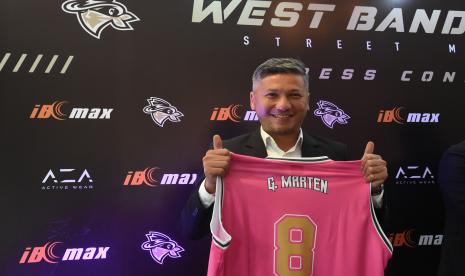 Aktor Gading Marten menunjukkan jersey West Bandits Solo bernama dirinya usai konferensi pers pengumuman manajemen baru West Bandits Solo di Jakarta, Selasa (12/10/2021). Dalam konferensi pers tersebut pemilik klub basket West Bandits Solo William Ongkowijaya dan James Winson mengumumkan secara resmi Gading Marten bergabung sebagai presiden klub.