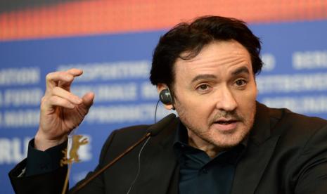 Aktor Hollywood John Cusack termasuk salah satu selebritas yang ambil bagian dalam aksi protes terkait kematian warga AS berkulit hitam, George Floyd, akibat ditekan lehernya dengan lutut polisi.