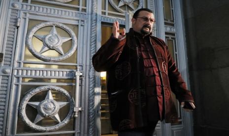 Aktor Hollywood yang menguasai seni bela diri, Steven Seagal, berjalan keluar dari kantor Kementerian Luar Negeri Rusia di Moscow, 9 November 2018. Seagal berkunjung ke penjara Rusia di Ukraina dan menyebut dirinya sebagai diplomat.