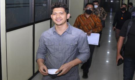 Aktor Iko Uwais (kiri) berjalan menuju kendaraan usai menjalani pemeriksaan di Polres Metro Bekasi Kota, Jawa Barat, Jumat (17/6/2022). Iko Uwais diperiksa sebagai saksi terlapor dalam kasus dugaan tindak kekerasan. 