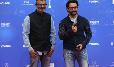 Aktor India, Aamir Khan, (kanan) dan sutradara Nitesh Tiwari menghadiri Beijing International Film Festival di Beijing, Cina, 16 April 2017.