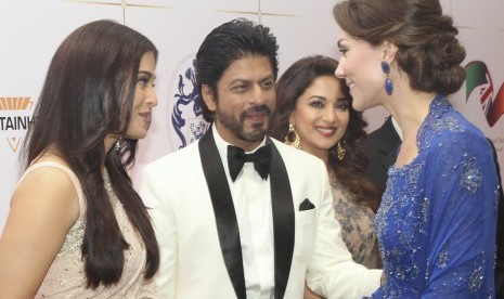 Aktor India Shah Rukh Khan dan Aishwarya Rai saat berbincang dengan Kate Middleton di sebuah di Mumbai.