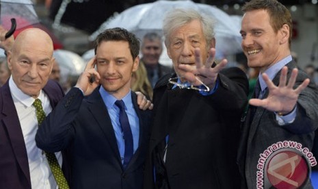 Aktor Inggris Patrick Stewart (kiri-kanan), James McAvoy, Ian McKellen dan aktor Irlandia-Jerman Michael Fassbender berpose saat pemutaran perdana 