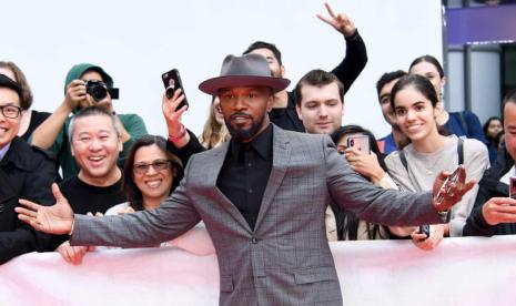 Aktor Jamie Foxx berfoto bersama penggemar di festival film internasional Toronto 2019. Acara serupa tahun ini, dijadwalkan September, namun dibatalkan akibat wabah Virus-19. 