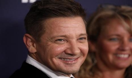 Aktor Jeremy Renner berpose di karpet merah sebelum pemutara perdana film Hawkeye di El Capitan Theatre, Los Angeles, California, AS, 17 November 2021. Renner masih berjuang pulih dari kecelakaan dengan mesin pembajak salju pada 1 Januari 2023 lalu.