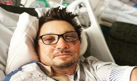 Aktor Jeremy Renner melakukan selfie pertama seusai mengalami kecelakaan di salju. 