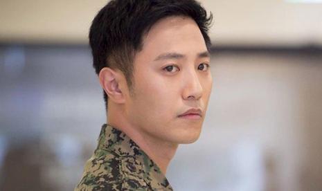 Aktor Jin Goo saat bermain di serial drama Descendants of the Sun. Jin Goo buka suara terkait dugaan penipuan yang menyeret namanya. 