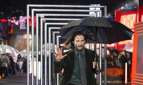 Aktor Keanu Reeves melambaikan tangannya saat tiba di premiere film John Wick Chapter 4. Lionsgate membuka kemungkinan adanya film John Wick 5 (ilustrasi).