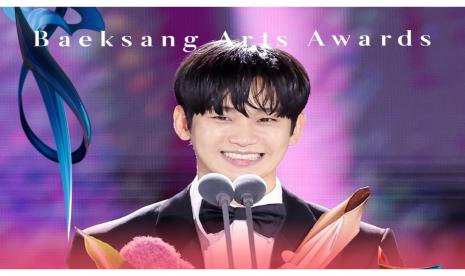 Aktor Korea Kim Soo-hyun saat menghadiri malam penghargaan Baeksang Art Awards 2024.