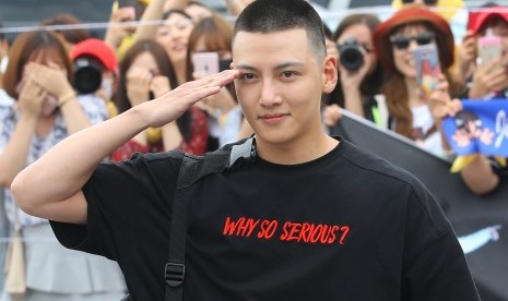 Aktor Korea Selatan Ji Chang-wook melakukan hormat militer kepada penggemarnya ketika akan menjalani wajib militer, Agustus 2017. 