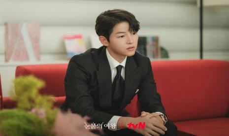 Aktor Korea Selatan Song Joong-ki saat tampil di serial drama Queen of Tears.