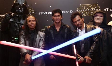 Aktor laga Iko Uwais (tengah), Yayan Ruhian (kiri) dan Cecep Arif (kanan) berpose pada gala premier Film Star Wars episode 7 di Jakarta, Selasa (15/12). 