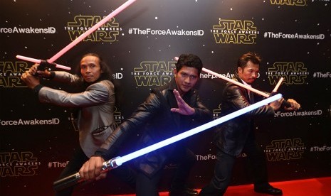 Aktor laga Iko Uwais (tengah), Yayan Ruhian (kiri) dan Cecep Arif (kanan) berpose pada gala premier Film Star Wars episode 7 di Jakarta, Selasa (15/12). 