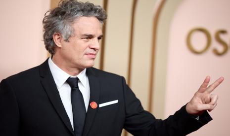 Aktor Mark Ruffalo memakai pin merah yang melambangkan dukungannya untuk gencatan senjata di Palestna. Selain Mark Ruffalo, sejumlah artis lain juga menyuarakan hal serupa yakni Billie Eilish dan Ramy Yousef.