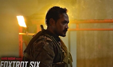 Aktor Oka Antara dalam film Foxtrot Six