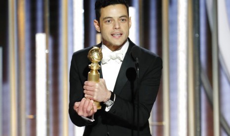 Aktor Rami Malek menerima penghargaan Aktor Terbaik dalam film Bohemian Rhapsody di ajang Golden Globe Awards ke-76 di Beverly Hilton Hotel, Beverly Hills, Kalifornia, Ahad (6/1).