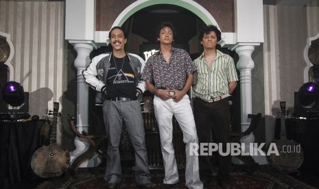 Aktor Randy Danistha (kiri), Adipati Dolken (tengah) dan Aliando Syarief (kanan) berpose pada jumpa pers pemeran baru film Warkop DKI Reborn di Jakarta, Jumat (15/3/2019). 