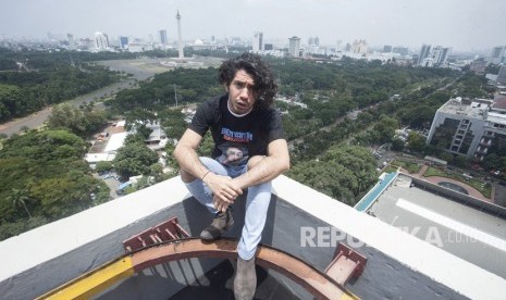 Aktor Reza Rahadian berpose saat melakukan kunjungan ke Kantor Berita Antara di gedung Wisma Antara, Jakarta, Kamis (1/2). 