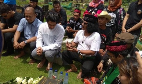 Aktor Reza Rahadian ziarah ke makam Benyamin S