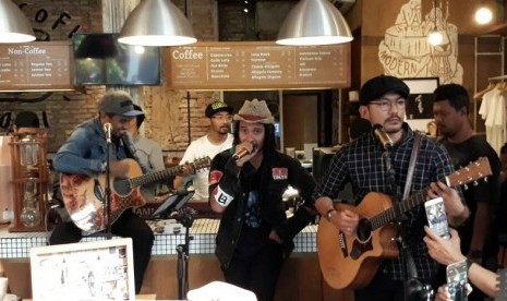 Aktor Rio Dewanto dan Chicco Jericho menyanyikan lagu 