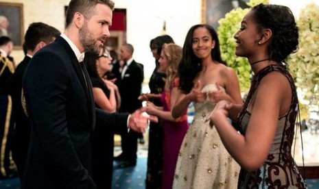 Aktor Ryan Reynolds tampak berbincang dengan Sasha Obama di jamuan kenegaraan di Gedung Putih.