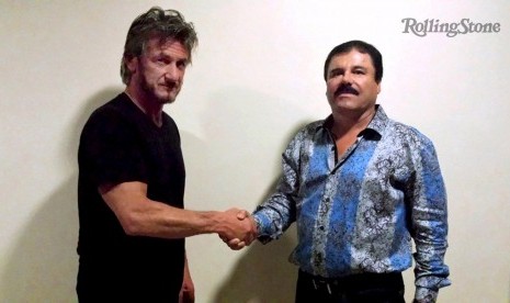 Aktor Sean Penn (kiri) berjabat tangan dengan raja kartel Meksiko, Joaquin 'Chapo' Guzman, di kota Meksiko dalam dokumentasi foto Rolling Stone tak bertanggal yang diterima Reuters pada 10 Januari. 