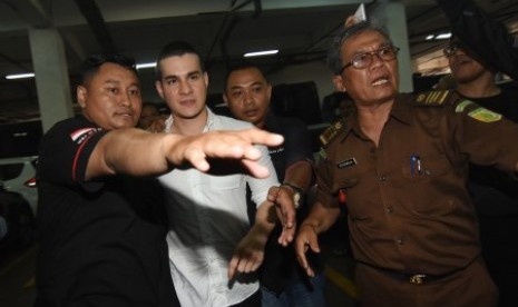 Aktor Steve Emmanuel bersiap menjalani sidang perdana kasus dugaan penyelundupan kokain di Pengadilan Negeri Jakarta Barat, Kamis (21/3/2019). Sidang beragendakan pembacaan dakwaan bagi terdakwa Steve Emmanuel yang sebelumnya ditangkap di apartemennya atas kepemilikan kokain seberat 92,04 gram dari total 100 gram yang ia diselundupkan dari Belanda.