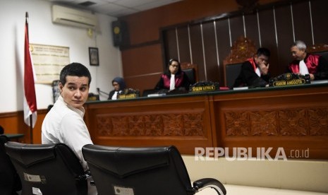 Aktor Steve Emmanuel (kiri) menjalani sidang lanjutan kasus dugaan penyelundupan kokain di Pengadilan Negeri Jakarta Barat, Senin (24/6/2019). 