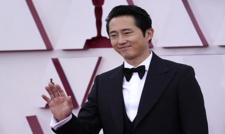 Aktor Steven Yeun. Kabar terbaru menyebut Yeun hengkang dari proyek penting Marvel, Thunderbolts.