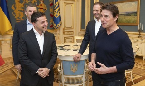  Aktor, sutradara, dan film AS Tom Cruise memenuhi undangan Presiden Ukraina Volodymyr Zelenskiy untuk bertemu di Kyiv, Ukraina, Senin (30/9) malam.