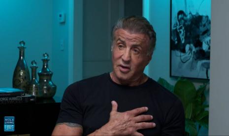 Aktor Sylvester Stallone membagikan pengalamannya di industri film pada program Mola Living Live, Jumat (21/1).