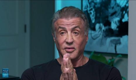 Aktor Sylvester Stallone. Sylvester Stallone berpendapat bahwa Arnold Schwarzenegger merupakan bintang film aksi yang unggul.