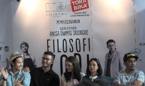 Aktor terbaik Piala Citra FFI 2014 Chicco Jerikho, Rio Dewanto, Julie Estelle, Produser Anggia Kharisma dan musisi Glenn Fredly menghadiri konferensi pers dan syukuran film Filosofi Kopi di Jakarta, Kamis (8/1). 