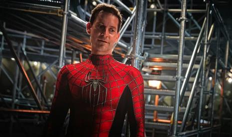 Aktor Tobey Maguire saat berperan sebagai Spider-Man di film SPider-Man: No Way Home. Berembus kabar bahwa dia akan kembali sebagai Spider-Man di film Spider-Man ke-4 versinya.