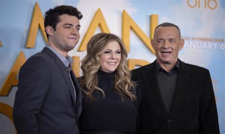 Aktor Tom Hanks (kanan) dan istrinya Rita Wilson berpose dengan anak bungsu mereka Truman Hanks (kiri) dalam pemotretan saat peluncuran film A Man Called Otto di London, Inggris, 16 December 2022.