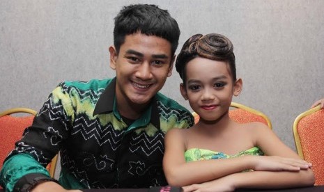 aktor yang juga model Dwi Andhika bersama artis cilik Nayla Vidyah Nur Isnaeni