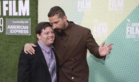 Aktor Zack Gottsagen (kiri) dirangkul Shia LaBeouf, lawan mainnya di The Peanut Butter Falcon. 