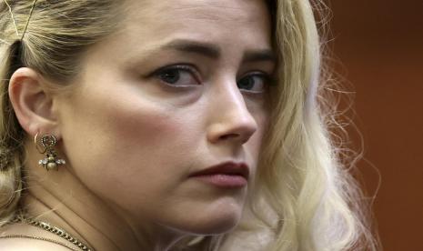 Aktris Amber Heard menanti keputusan dewan juri untuk kasus defamasi terhadap mantan suaminya, Johnny Depp, di Fairfax County Circuit Courthouse di Fairfax, Virginia, AS, 1 Juni 2022. Menurut juri, nama Depp dicemarkan oleh Heard sehingga aktor tersebut berhak mendapat ganti rugi 50 juta dolar AS. Untuk gugatan baliknya, Heard mendapat 15 juta dolar AS plus dua juta dolar AS lagi dari pencemaran nama baiknya oleh mantan pengacara Depp.