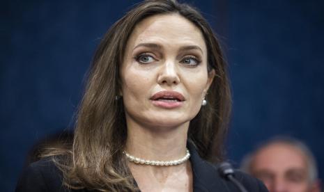 Aktris Angelina Jolie mengingatkan dampak perang terhadap kondisi psikologis anak-anak Ukraina.