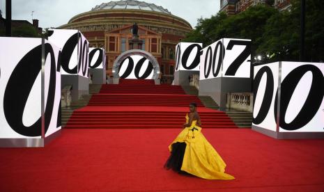 Aktris asal Inggris, Lashana Lynch, berpose saat hadir pemutaran perdana film James Bond No Time To Die di Royal Albert Hall, London, Inggris, 28 September 2021. Nama Lynch disebut-sebut akan menjadi pengganti Daniel Craig sebagai 007.