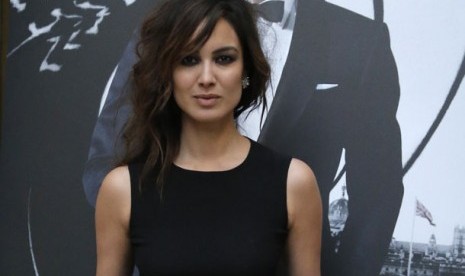  Aktris asal Prancis, Berenice Marlohe berpose saat peluncuran film terbarunya, Skyfall di Paris, (25/10)