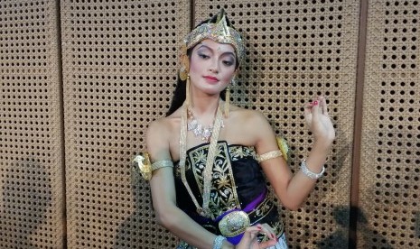 Aktris Asmara Abigail perdana berperan dalam pertunjukan wayang orang. 