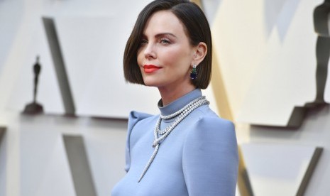 Aktris Charlize Theron bersemangat menerima undangan untuk tampil di ring WWE.