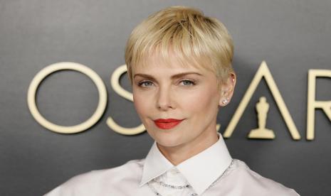 Aktris Charlize Theron resmi bergabung dengan Marvel Cinematic Universe setelah terpilih untuk memerankan sosok Clea, kekasih Doctor Strange.