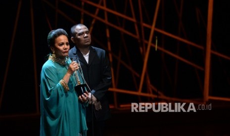  Aktris Christin Hakim memberikan sambutan usai menerima penghargaan saat Malam Puncak Festival Film Indonesia (FFI) 2016 di Taman Ismail Marzuki, Jakarta, Ahad (6/11) malam