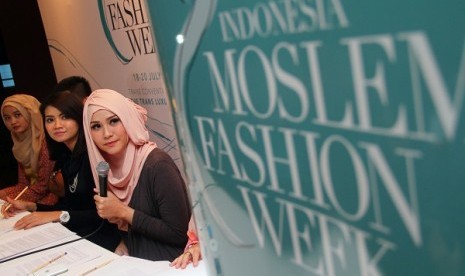 Aktris dan Desainer hijab Zaskia Adya Mecca (kanan) bersama Project Manager Indonesia Moslem Fashion Week Fairra Agustint (tengah) dan Desainer Hijab Rini (kiri) berbicara konferensi pers jelang perhelatan Indonesia Moslem Fashion Week 2014 di Jakarta, Kam