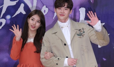 Aktris dan penyanyi Korea Selatan Bae Suzy (kiri) dan aktor Lee Jong-suk (kanan) ketika mempromosikan drama terbaru mereka 'While You Were Sleeping' di Seoul, Korea Selatan, Jumat (22/9). 