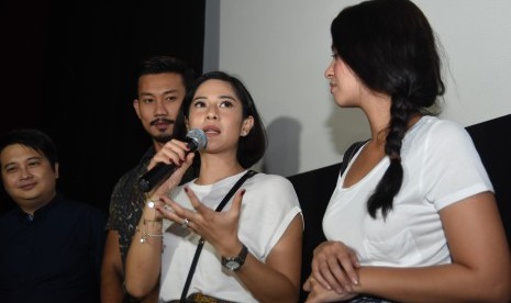 Aktris Dian Sastro Wardoyo (kedua kanan) didampingi Ayusitha (kanan), Deni Sumargo (kedua kiri) dan produser Robert Ronny (kiri) memberikan sambutan ketika nonton bareng film Kartini di Surabaya, Jawa Timur, Selasa (18/4).